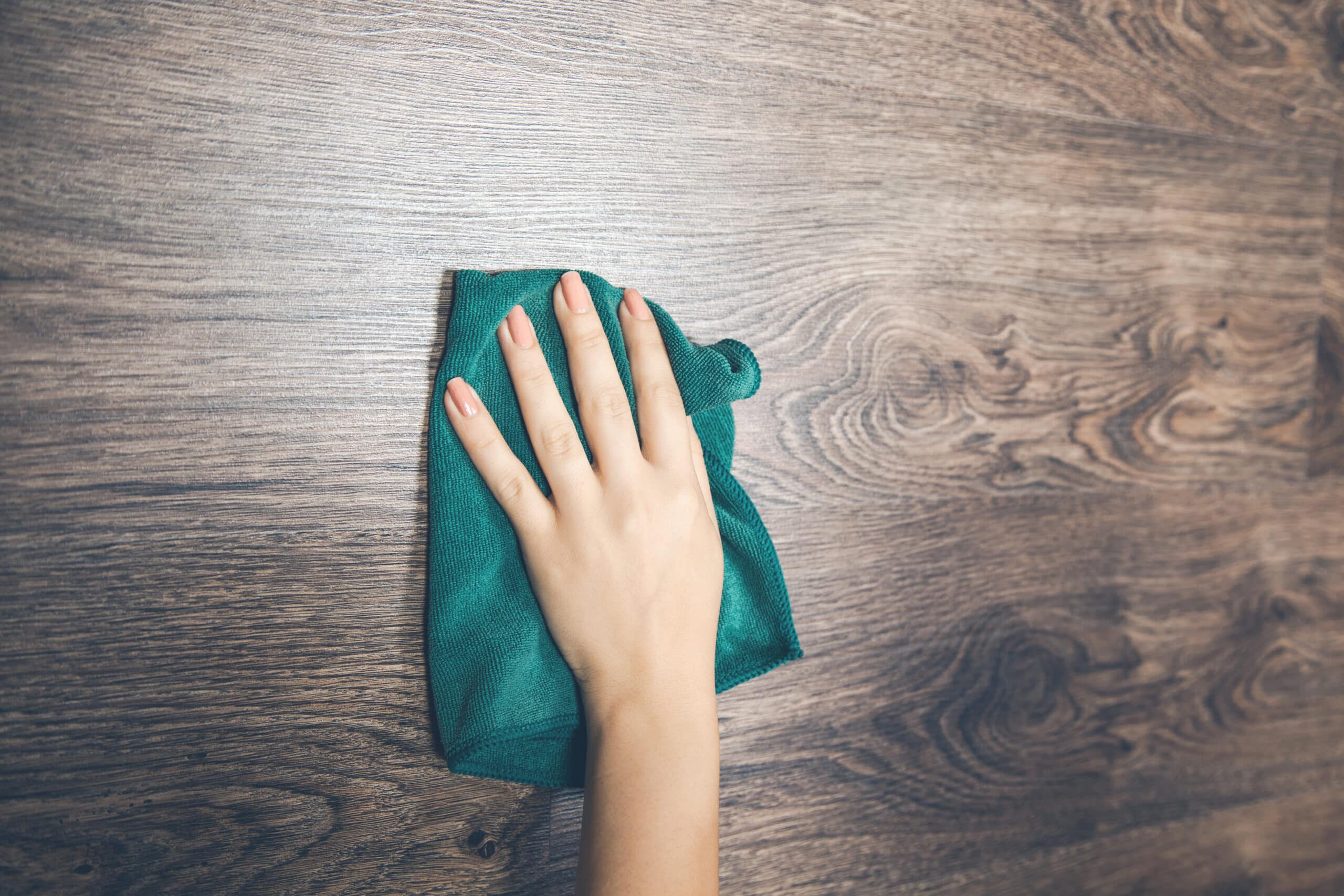 Καθαρισμός ξύλινων πορτών με ξύδι και λάδι